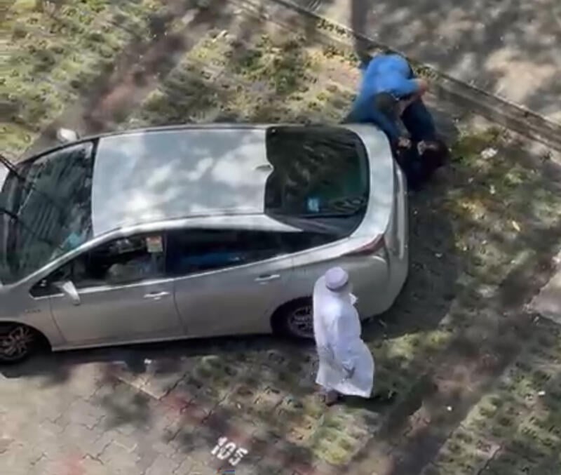 女司机肉身挡车 遭男司机压倒在地