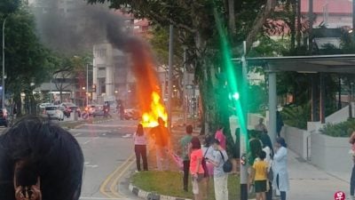 见轿车冒烟 妻急拦夫女逃火劫