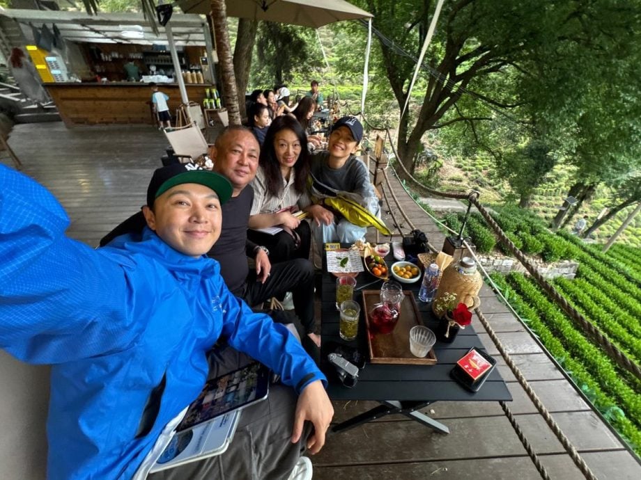 *已签发*柔:狮城二三事:徐鸣杰回上海骗两老给惊喜 陈凤玲竟是幕后推手