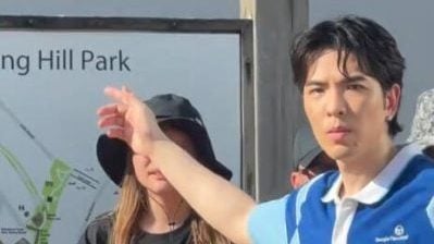 悄来狮城演出  萧敬腾街头拍MV暖心“指挥交通”