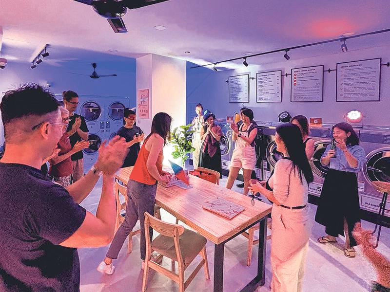 *已签发*柔:狮城二三事:抗癌重生转念创业 狮城洗衣店变身社交热点