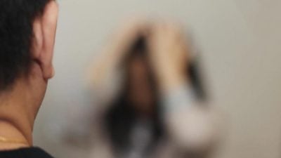 持3刀恐吓妻女  狮城莽汉再挥刀自捅