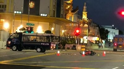 摩托车与罗里相撞   骑士不治司机被捕