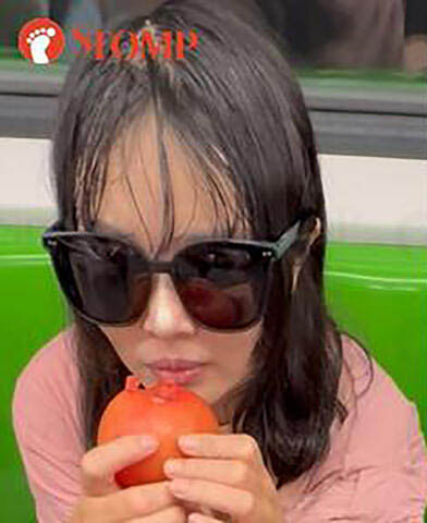 *已签发*柔:狮城二三事:无视狮城地铁禁饮食规定 墨镜女叫人让座还大吃番茄