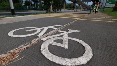 狮城1脚车道有缝隙  骑士诉人伤车损