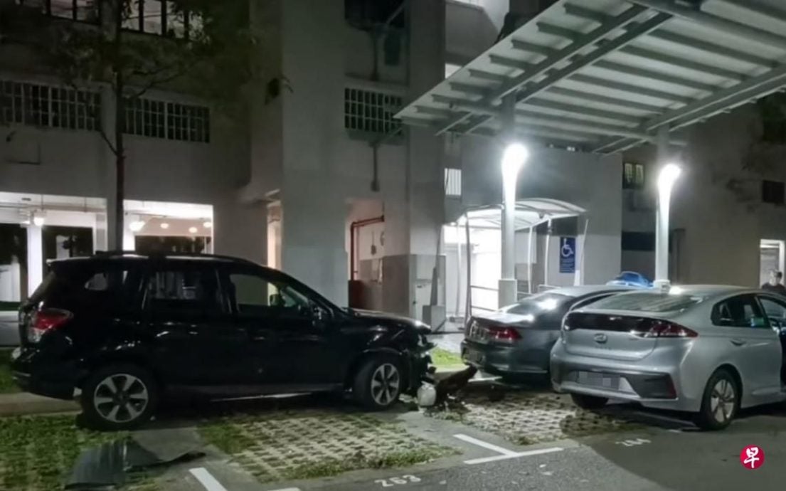 *已签发*柔:狮城二三事:电召车停车场猛撞两车 45岁司机涉毒被捕