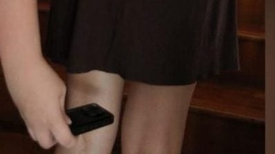 男子偷拍图逃被拦下 揭手机藏逾百裙底照
