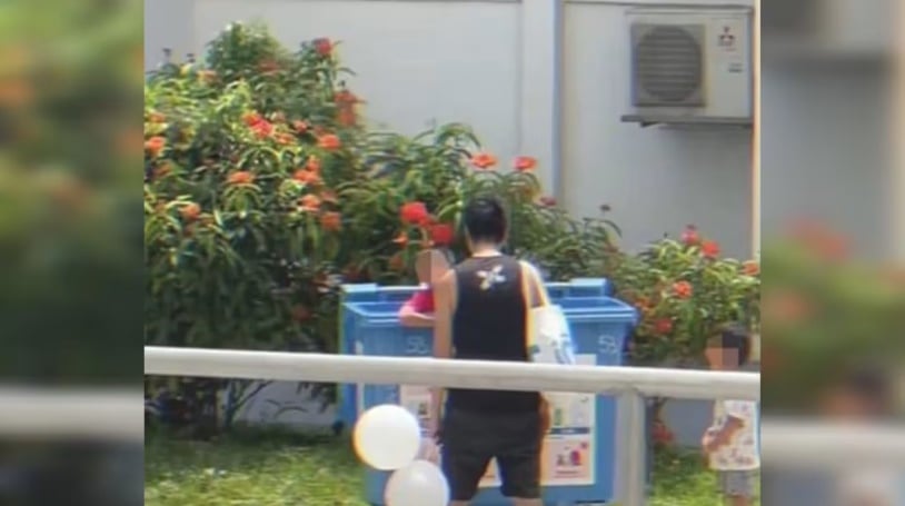*已签发*柔:狮城二三事:疑放孩子进回收桶罚站 狮城男子“教儿”视频掀议