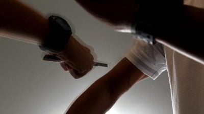 疑狮城情郎背叛   女佣美工刀毁他容