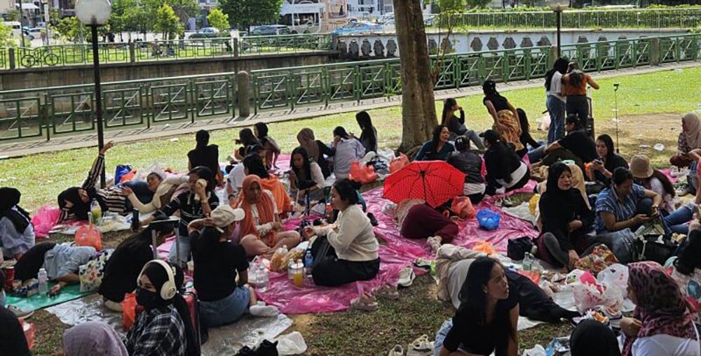 看准周末大批客工聚集 逾10女佣狮城商场外卖食品