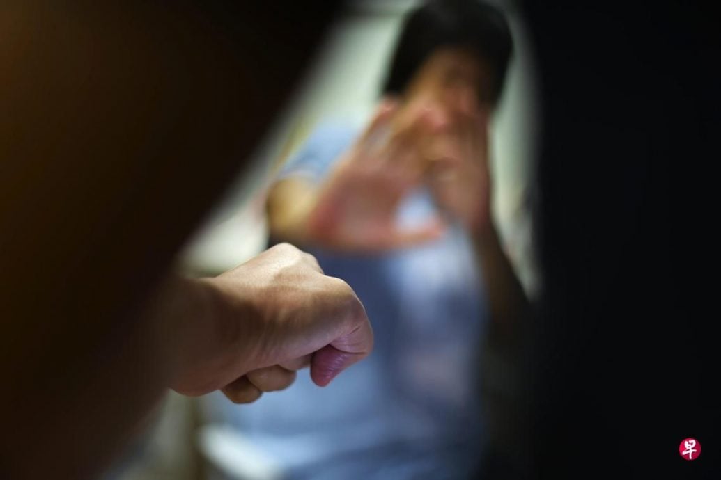 *已签发*柔:狮城二三事:纠众厕所暴打16岁女生 狮城17岁少女判缓监15月