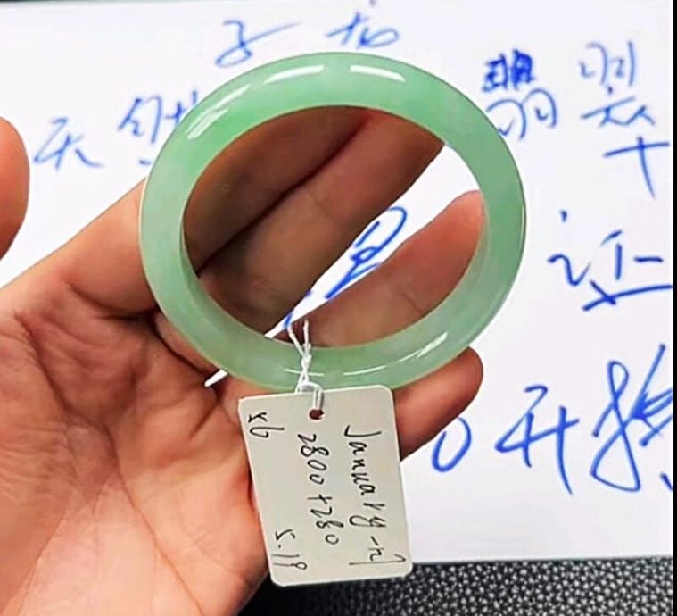 *已签发*柔:狮城二三事:花逾7千令吉买7玉镯 狮城妇女送检揭是假翡翠