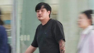 路上发生误会起争执  男子拳打摩托车骑士