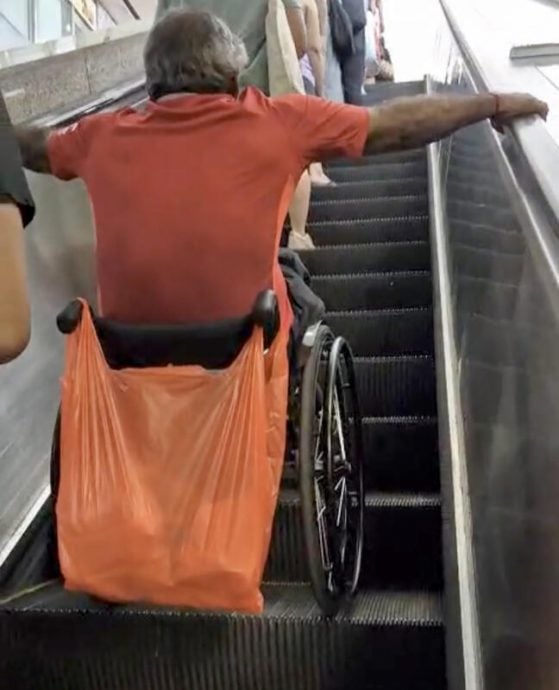 *已签发*柔：狮城二三事：轮椅叔上电扶梯 公众直呼太危险