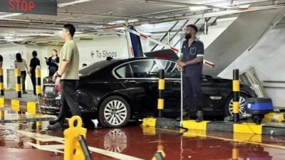 停车场惊传意外 轿车撞墙压坏冷气机