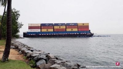 驳船搁浅狮城圣淘沙丹戎海滩 当局出动拖船解困