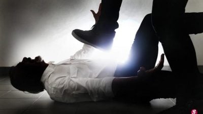 当钱骡打枪伤人等    狮城青年判监打鞭