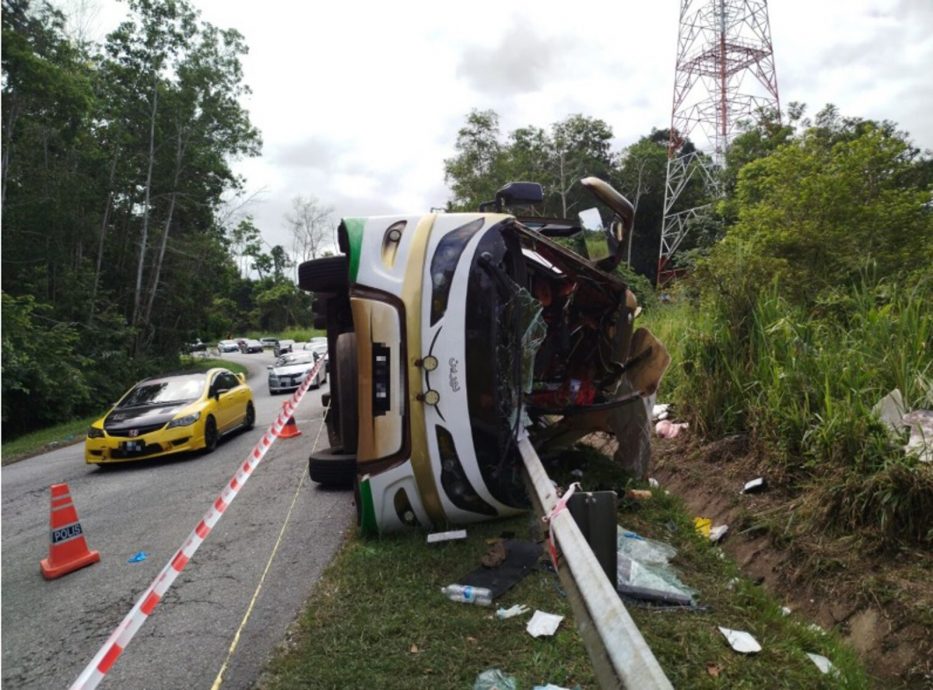 巴士撞休旅车翻覆护栏插车身