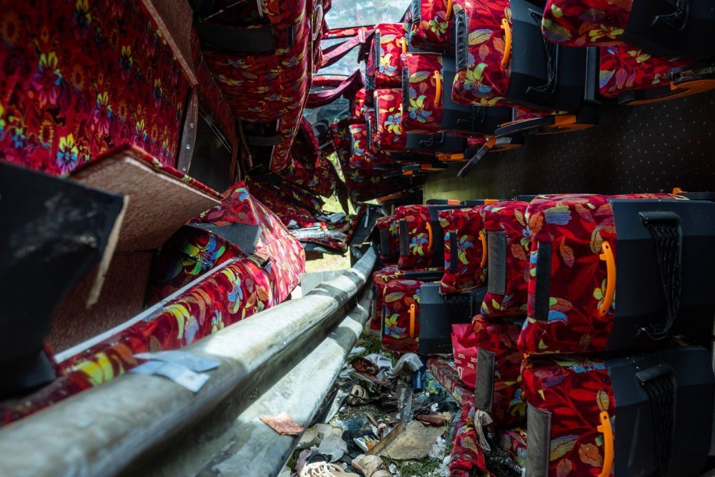 巴士撞休旅车翻覆护栏插车身