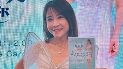 年过半百仍怀少女心 侯美仪台上高调招亲