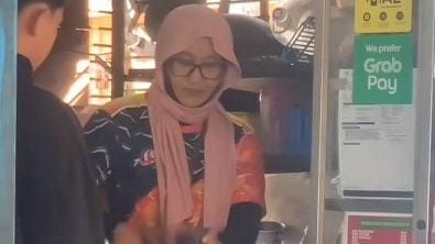 店家太忙无人泡茶 顾客出手帮忙