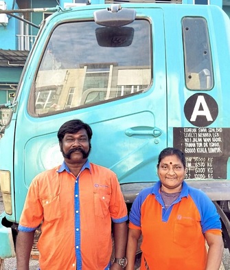 弃高薪转行驾驶垃圾车 “跟妻结伴也顾到孩子”