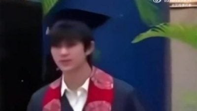 视频｜张慕童出席毕业典礼 单手接证书惹网民批评