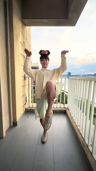  张栋樑“嬷嬷上身”跳《大展鸿图》 歌迷惊讶喊：不习惯