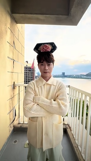  张栋樑“嬷嬷上身”跳《大展鸿图》 歌迷惊讶喊：不习惯