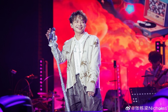  张栋樑“嬷嬷上身”跳《大展鸿图》 歌迷惊讶喊：不习惯