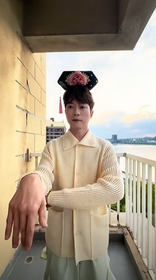  张栋樑“嬷嬷上身”跳《大展鸿图》 歌迷惊讶喊：不习惯