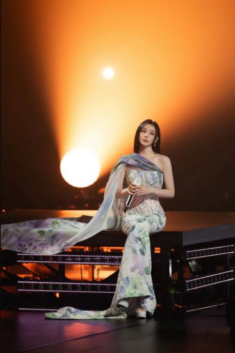 张靓颖亲解画审美争议 听劝重拍个唱海报