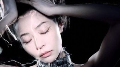 张靓颖亲解画审美争议 听劝重拍个唱海报
