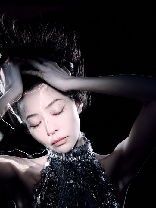 张靓颖亲解画审美争议 听劝重拍个唱海报