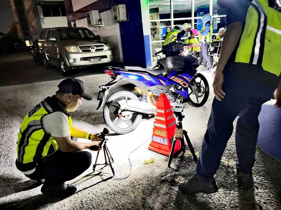 彭陆交局与警展开“道路流氓”行动，开出117张罚单。