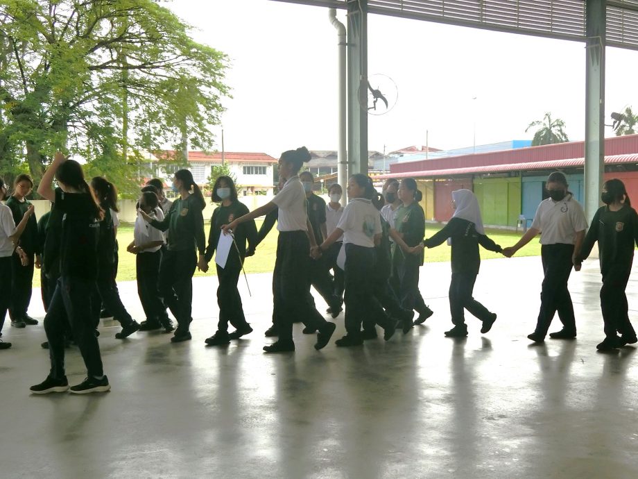 待上网:学海学记主文|霹雳女中少年军团女童军 领袖营点燃未来