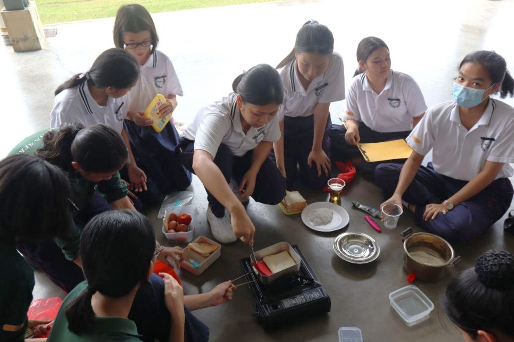 待上网:学海学记主文|霹雳女中少年军团女童军 领袖营点燃未来