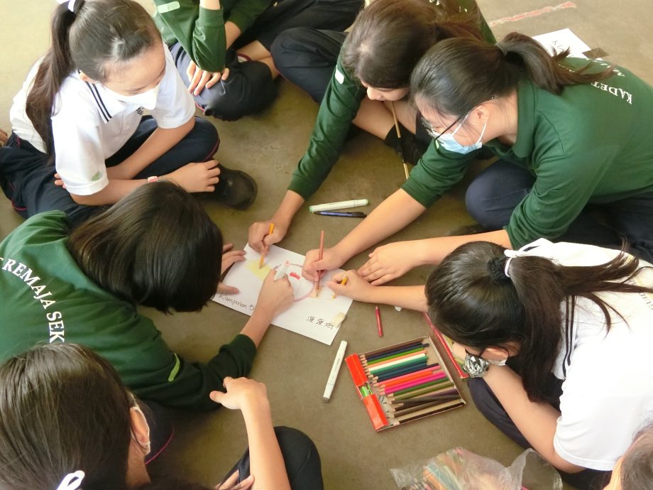 待上网:学海学记主文|霹雳女中少年军团女童军 领袖营点燃未来