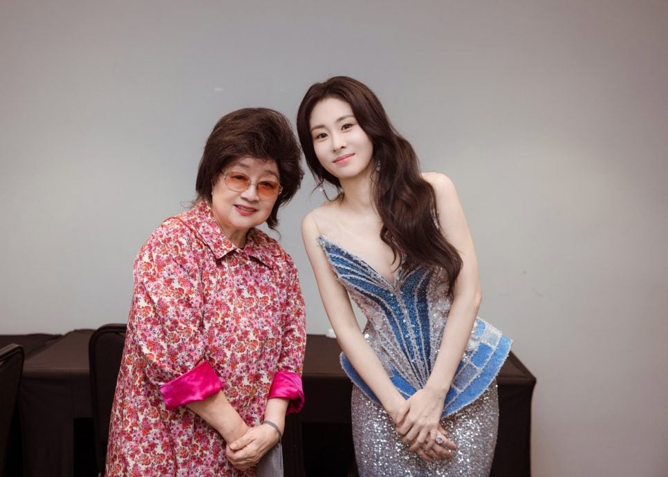 徐小凤惊喜现身台下送爱心 张碧晨学唱粤语歌被批可怕