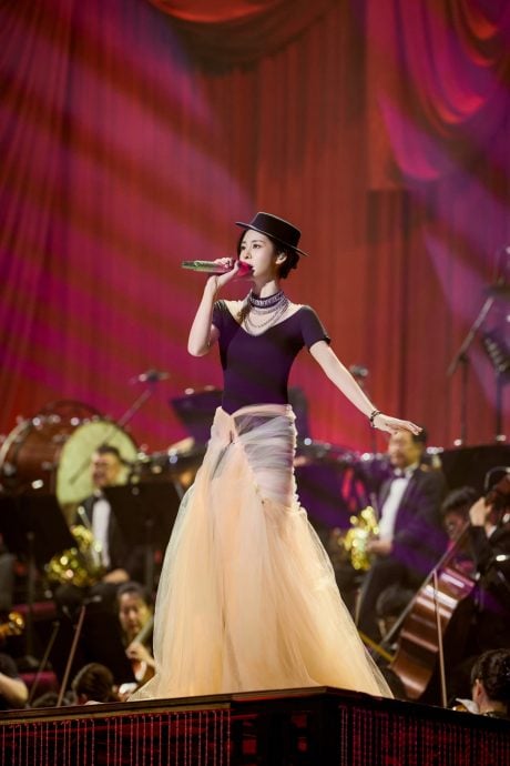 徐小凤惊喜现身台下送爱心 张碧晨学唱粤语歌被批可怕