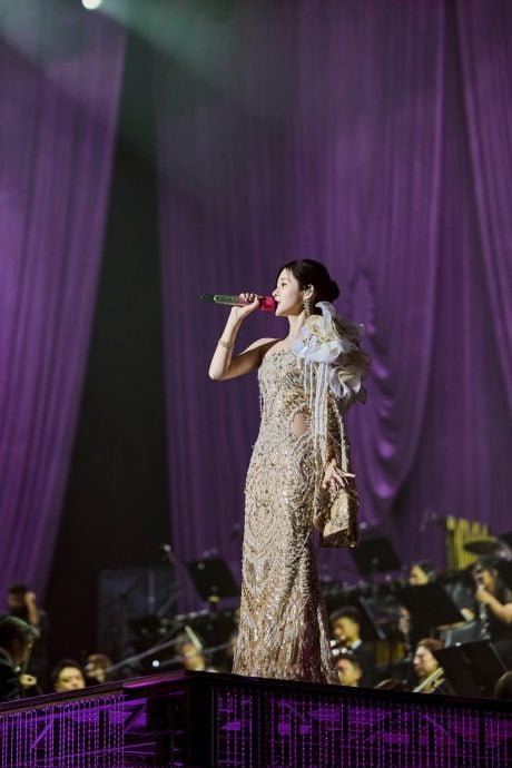 徐小凤惊喜现身台下送爱心 张碧晨学唱粤语歌被批可怕