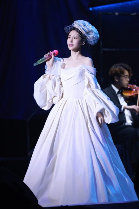 徐小凤惊喜现身台下送爱心 张碧晨学唱粤语歌被批可怕