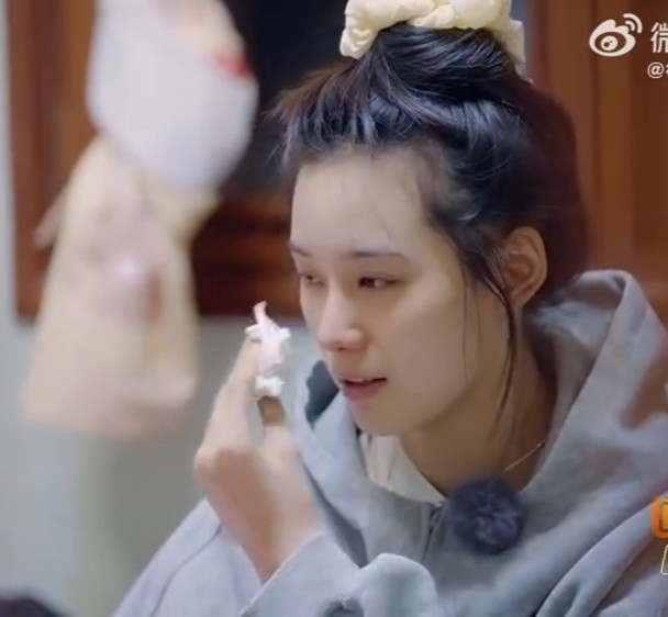 徐艺洋跨国换游压力大到哭　黄子韬心疼自打耳光