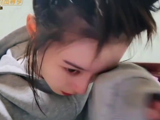 徐艺洋跨国换游压力大到哭　黄子韬心疼自打耳光
