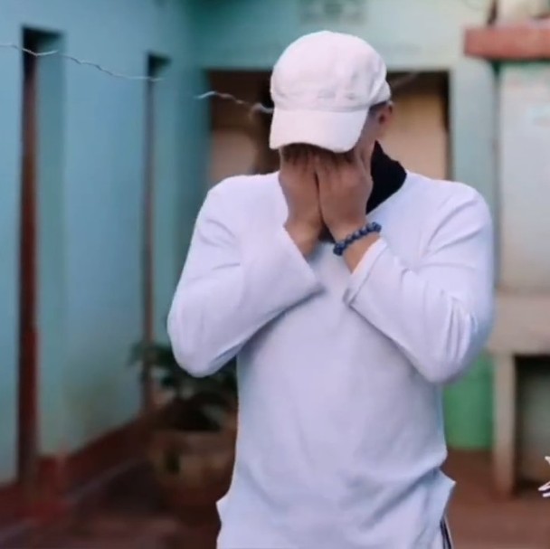 徐艺洋跨国换游压力大到哭　黄子韬心疼自打耳光