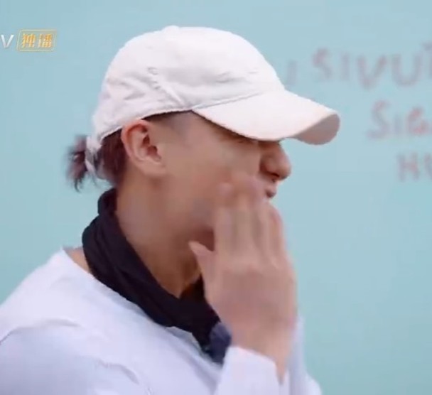 徐艺洋跨国换游压力大到哭　黄子韬心疼自打耳光