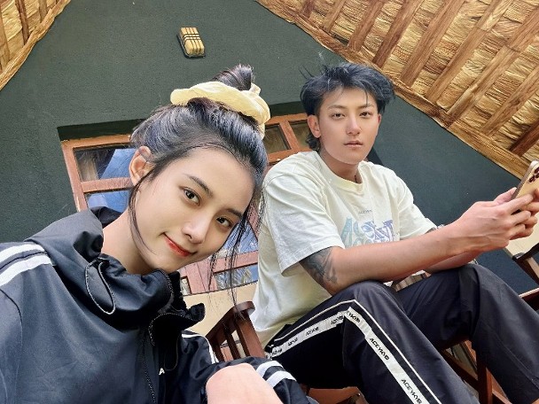 徐艺洋跨国换游压力大到哭　黄子韬心疼自打耳光