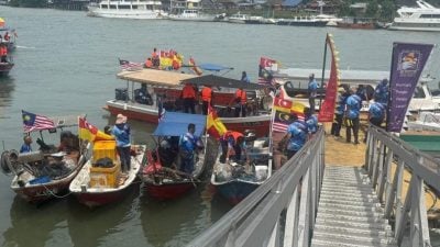 视频 | 巴生市厅再耗400万打捞垃圾  清澈巴生河 指日可待  