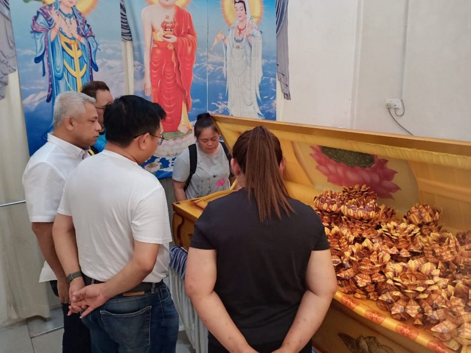 快艇翻覆3死2失踪案| 洪荣伸未婚 女友在灵堂低调陪伴