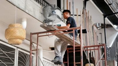 怡波士打路后巷违法搭建 市厅：小贩业主配合拆除